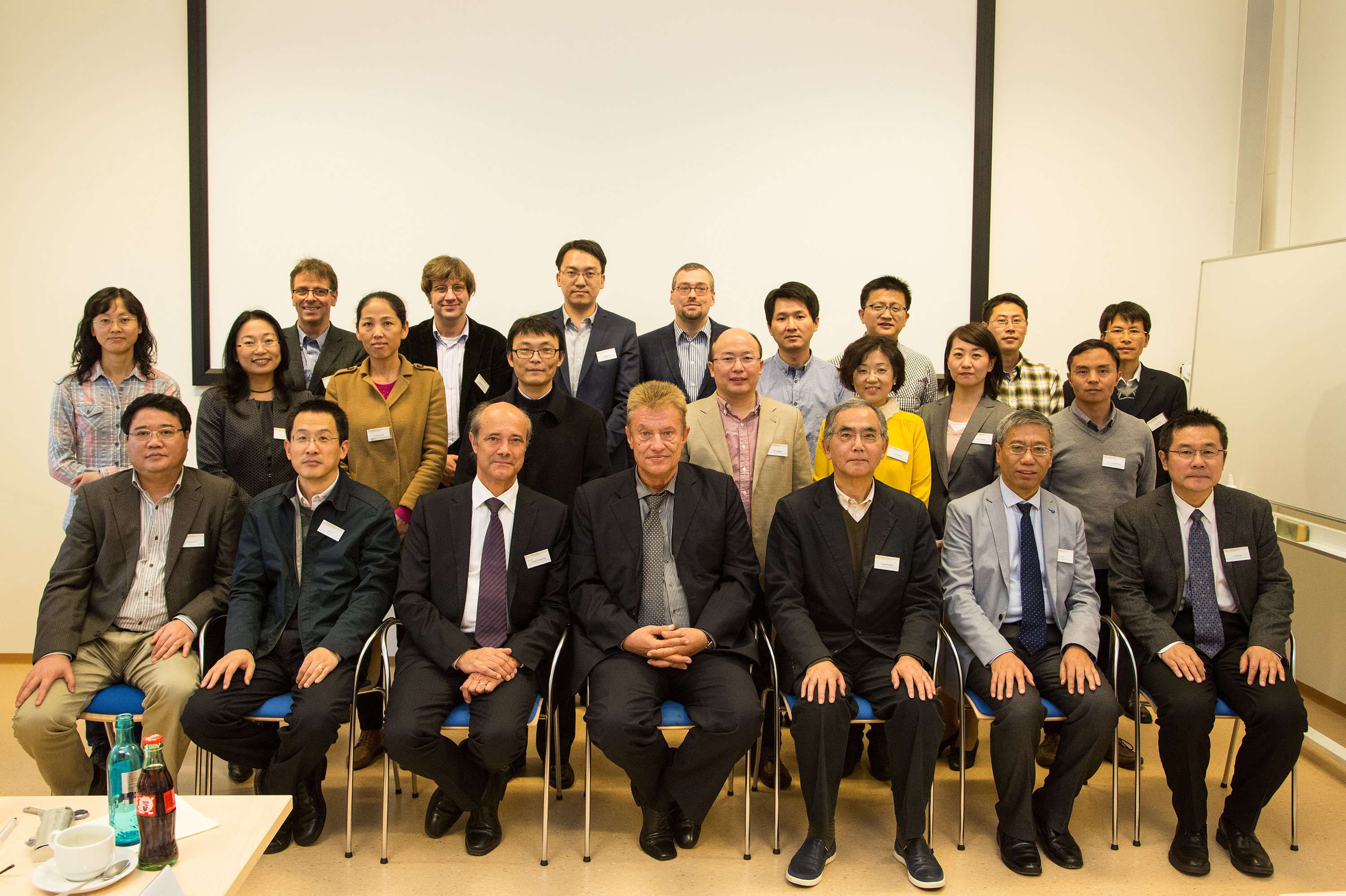 Alumni-Treffen der besonderen Art: Forscher, die zwischen 2001 und 2004 im Internationalen Qualitätsnetzwerk zusammengearbeitet haben, treffen sich am 16. und 17. Oktober in FAU. Gastgeber sind FAU-Vizepräsident Prof. Dr. Günter Leugering (3.v.l.) und Sinologe Prof. Dr. Micheal Lackner (Mitte). Foto. Georg Pöhlein.