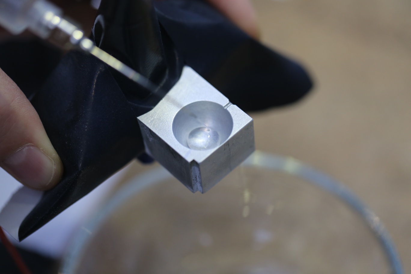 Hydrophobe Beschichtung in Aktion (Bild: Jonathan Kollmer)