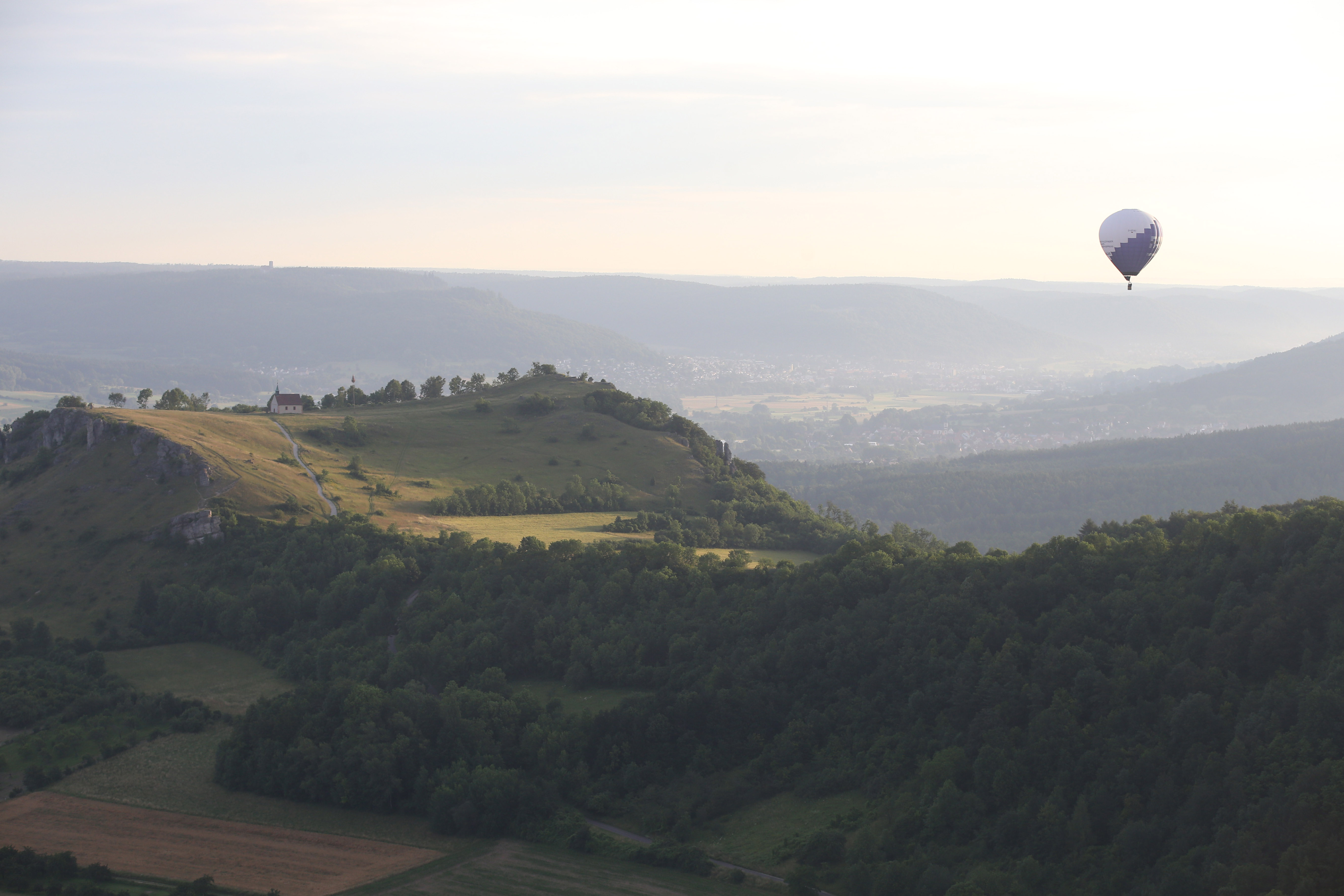 Zum 50. Geburtstag hat die TechFak der FAU einen Ballon gesponsert bekommen. Tauffahrt war am 2. Juli 2016 in Begleitung weiterer Ballons in der Fränkischen Schweiz. (Bild: FAU/Kurt Fuchs)