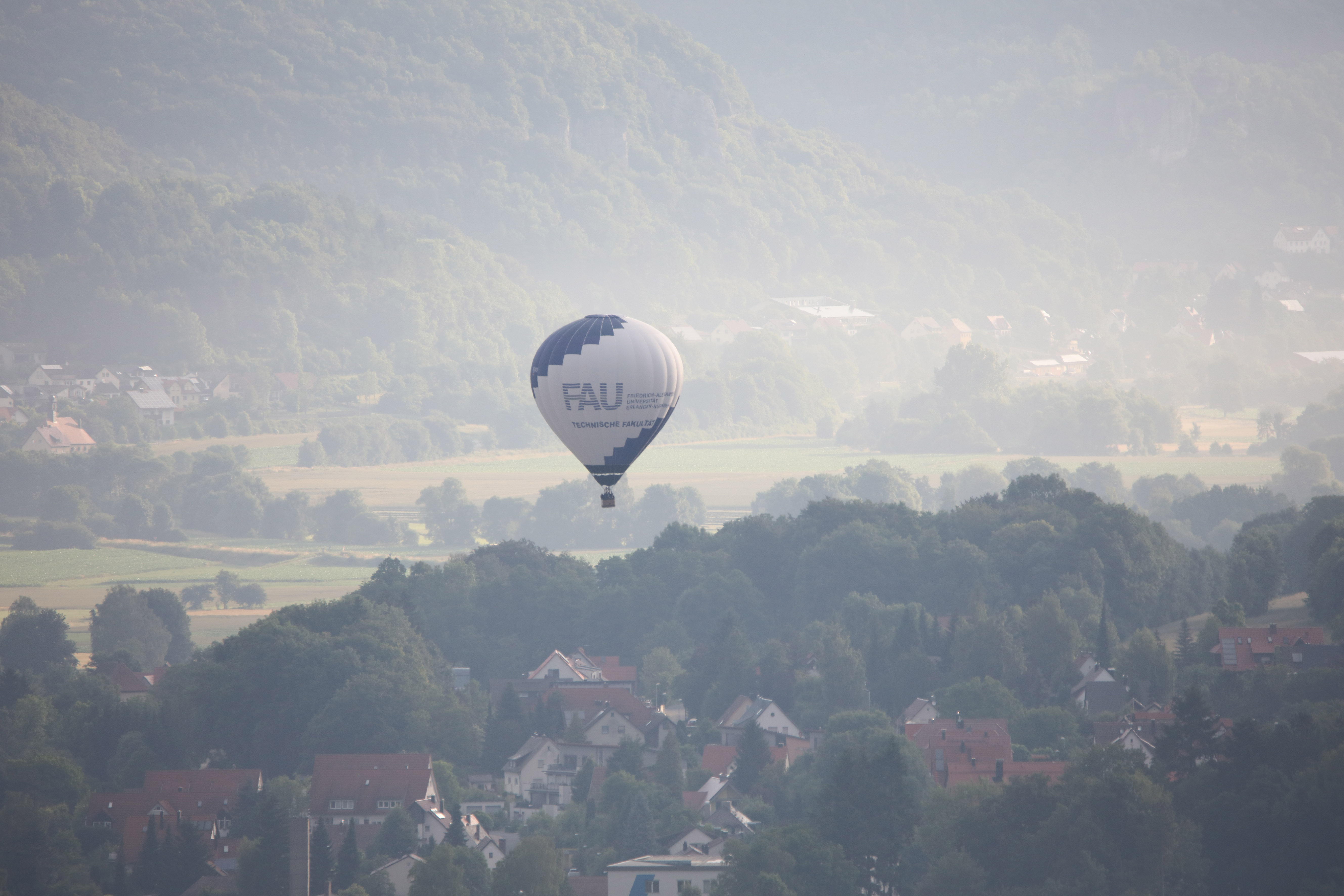 Zum 50. Geburtstag hat die TechFak der FAU einen Ballon gesponsert bekommen. Tauffahrt war am 2. Juli 2016 in Begleitung weiterer Ballons in der Fränkischen Schweiz. (Bild: FAU/Kurt Fuchs)