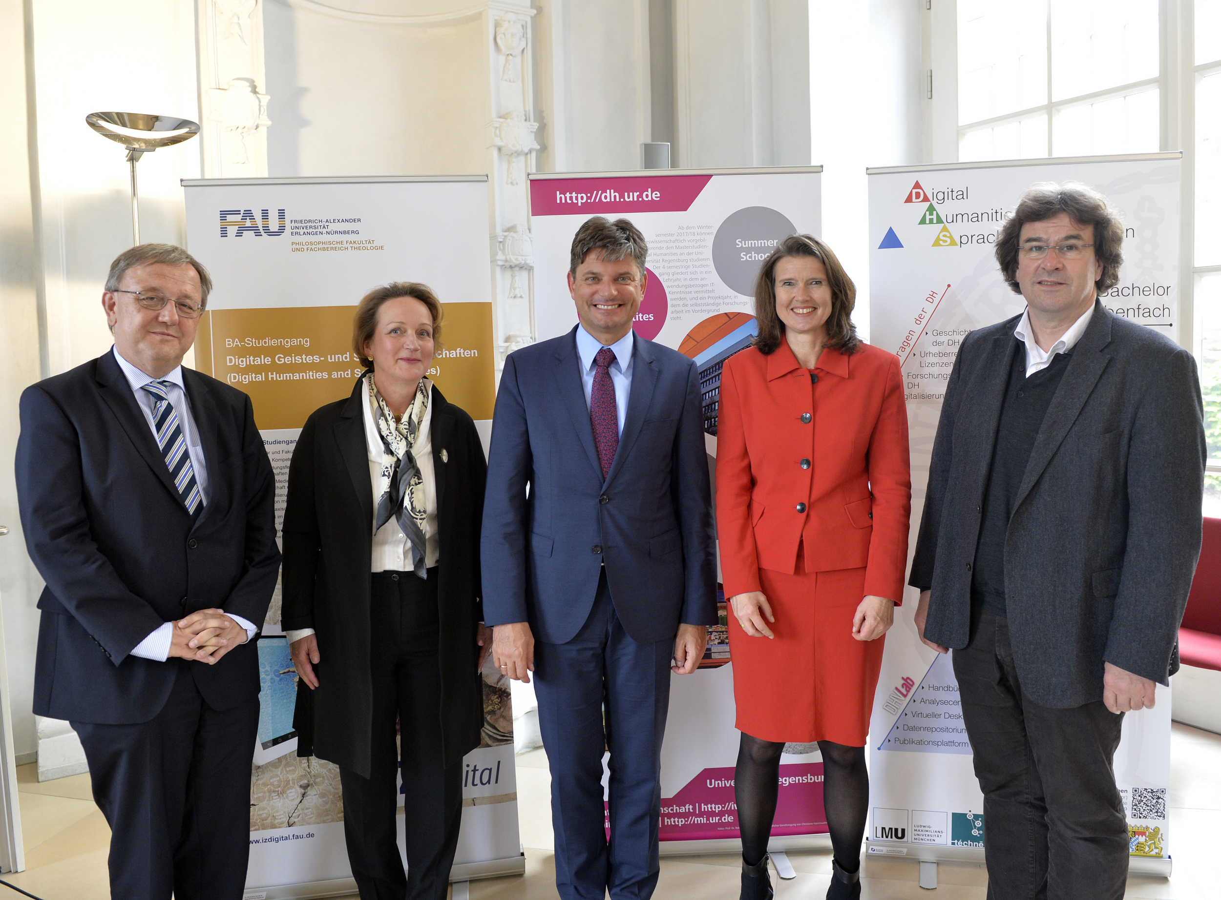 Ministerialdirigent Dr. Michael Mihatsch, Prof. Dr. Heidrun Stein-Kecks, FAU-Präsident Prof. Dr. Joachim Hornegger, Festrednerin Dr. Alexandra Borchardt, Dekan der Philosophischen Fakultät und Fachbereich Theologie Prof. Dr. Rainer Trinczek. (FAU), in München (LMU) und in Regensburg (UR) getragen.(Foto: FAU/Harald Sippel)