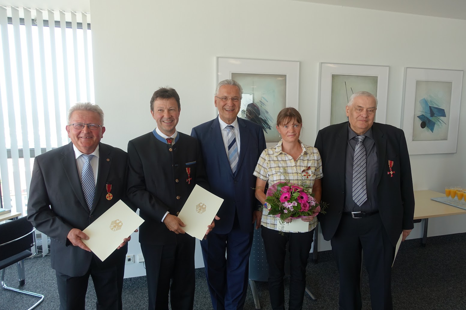 Zum Artikel "Prof. Eckstein erhält Verdienstkreuz am Bande"
