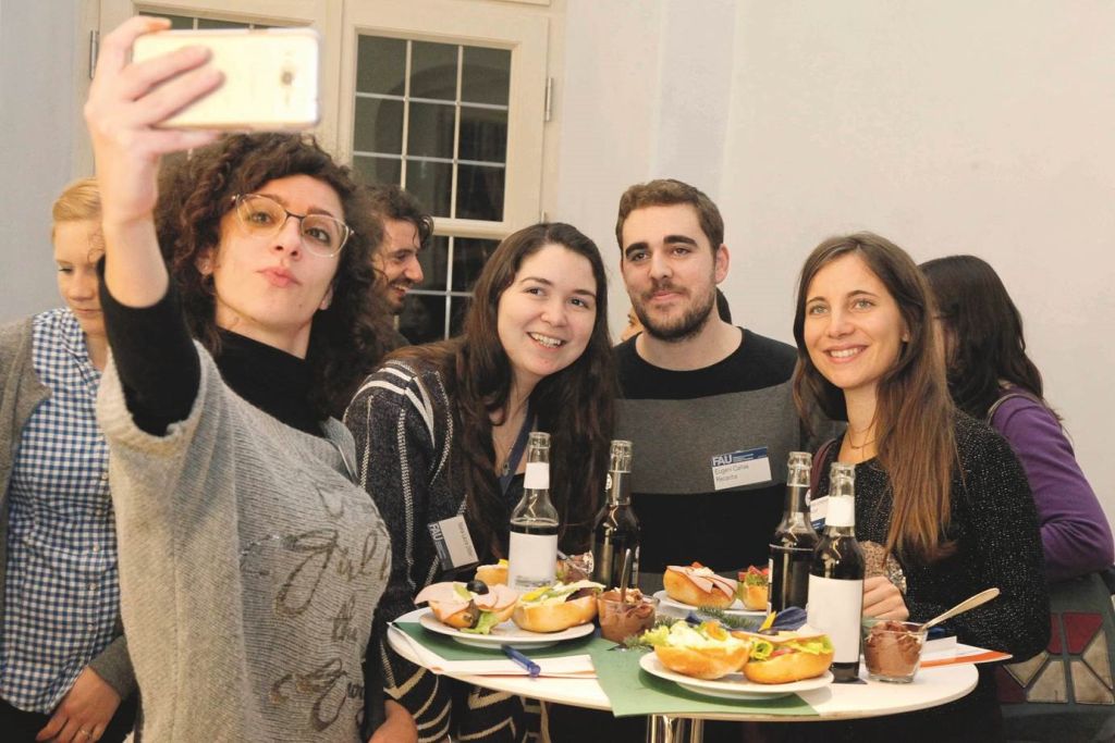 Zum Artikel "Weltweit vernetzt – vor Ort verbunden"