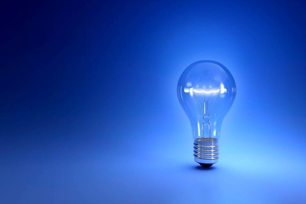 Glühbirne auf blauem Hintergrund