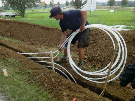 Ein Grabenkollektor wird zum Anschluss an ein kaltes Nahwärmenetz verlegt.