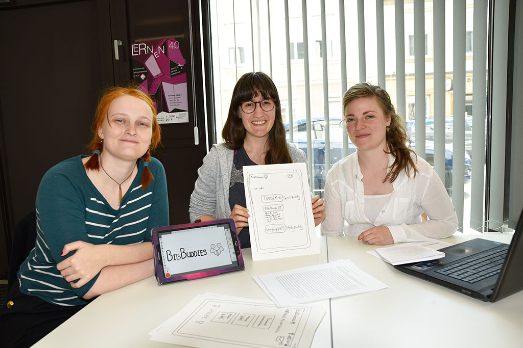 V.l.n.r: Kerstin Billes studiert Imperien und Transkontinentale Räume, Karline Folkendt studiert Literaturstudien und Anna Kolb studiert Grundschuldidaktik und Sozialkunde. Auch sie haben gemeinsam eine Idee für eine App ausgearbeitet, mit der Studierende ganz einfach geeignete Lernpartner und -gruppen sowie Sprach-Buddies finden. Um zum Beispiel ihr Italienisch aufzufrischen… (Bild: FAU/Rebecca Kleine Möllhoff)