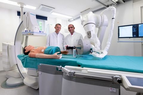 Zum Artikel "Feinfühliger Riese: weltweit erster Magnet-Roboter im SEON"