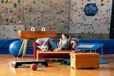 Symbolbild, Mädchen mit Tablet auf einer Couch