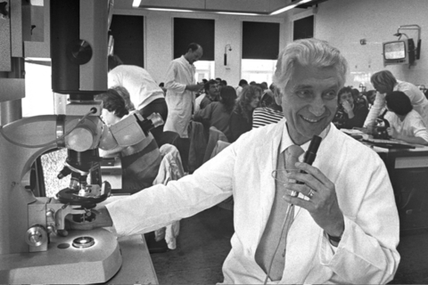 Zum Artikel "FAU gratuliert Prof. Dr. Johannes Rohen"