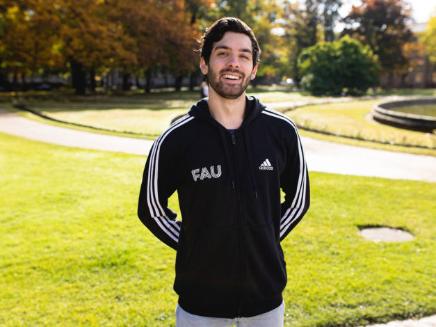 Bild adidas-Hoodie-1 öffnen