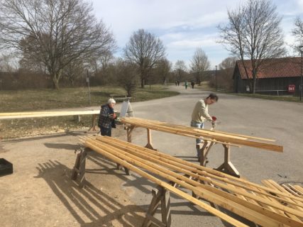 Um die Riemen widerstandsfähiger zu machen, müssen diese mit einem Schutzlack bestrichen werden. (Bild: Alexander Hilverda)