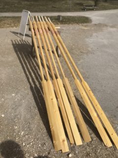 Insgesamt rund 80 Riemen haben Dreyer und seine Helferinnen in den letzten zwei Jahren hergestellt. (Bild: Alexander Hilverda)