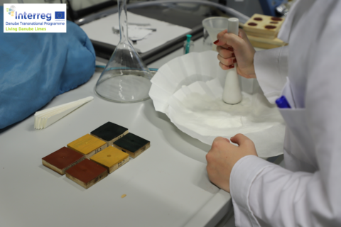 Punischer Wachs ist eine teilverseifte Variante des Bienenwachses, die mit verschiedenen Pigmenten für den Anstrich der D.V.C. mittels Enkaustik getestet wird. (Foto: Marcus Speck)