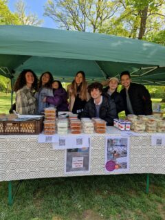 Studierende der FAU veranstalten vom Mittwoch bis Freitag, 3. bis 5. Mai, im Schlossgarten der FAU in Erlangen sowie am Roten Platz an der Technischen Fakultät der FAU Wohltätigkeitsverkäufe von Speisen für die Erdbebenopfer.