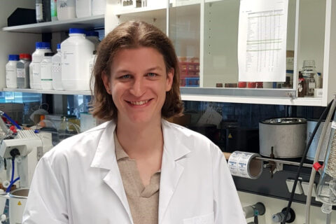 Zum Artikel "Wie ein kleines Molekül mit verschiedenen Signalen vielfältig geschaltet werden kann"