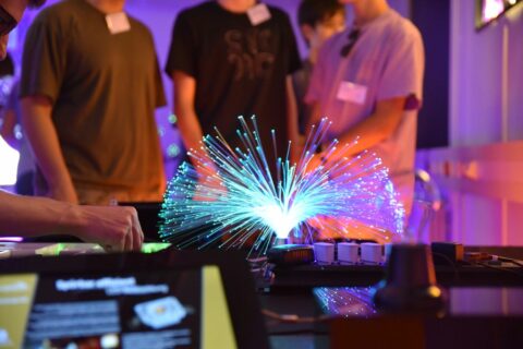 Schülerinnen und Schüler des Erlanger SchülerForschungsZentrums (ESFZ) zu Besuch beim panOPTICUM. (Bild: FAU/Boris Mijat)