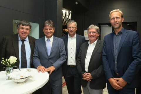 Am Vorabend des Weltmarktführer Innovation Days, wo die FAU als Initiator auftritt, hat die Bayerische Staatsregierung zum Staatsempfang geladen. FAU-Präsident Prof. Joachim Hornegger (2.v.l.) mit Gästen aus der FAU. (Bild: FAU/Kurt Fuchs)