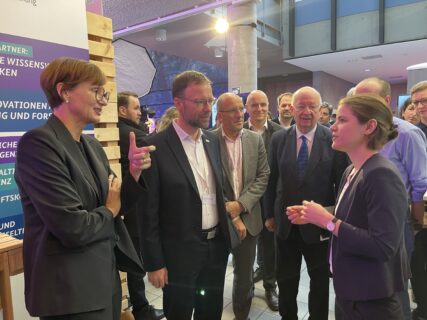 Zum Artikel "FAU-Doktorandin: Mit grüner KI auf dem Digital-Gipfel 2023"