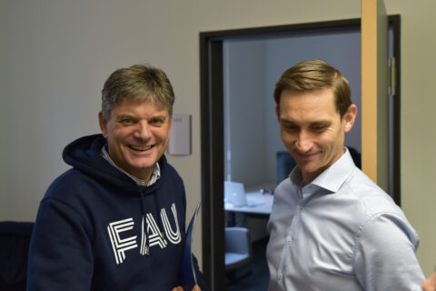 Joachim Hornegger und Roland Nagy unterhalten sich.