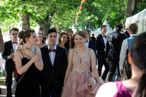 Zum Artikel "FAU Schlossgartenfest 2025: Alumni-Rabatt beim Weihnachtsvorverkauf!"