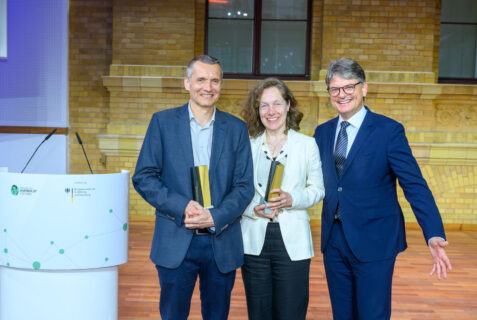 Prof. Dr. Benoit Ladoux, Prof. Dr. Michaela Mahlberg und FAU-Präsident Prof. Dr. Joachim Hornegger. Bild: Humboldt-Stiftung/David Ausserhofer