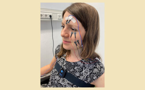 Versuchsperson trägt für Versuchsaufbau der FAU Sensoren im Gesicht.