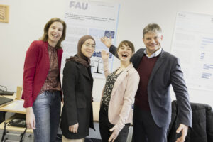 Gruppenbild mit FAU-Präsident Joachim Hornegger.