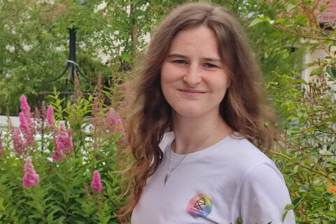 Johanna Mederer in einem Vereinsshirt