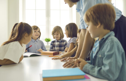 Grundschulkinder beim Unterricht