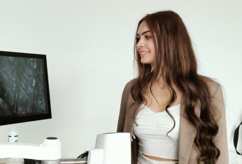 Zum Artikel "„Bis wirklich alles geklärt ist“: Medizinstudis untersuchen und befragen Patient/-innen"