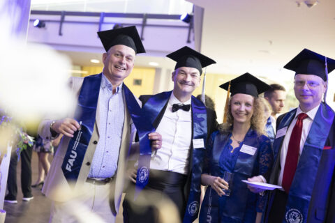 Zum Artikel "Ehrung der Promovierten und Jubilarinnen und Jubilare 2024"