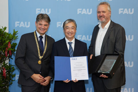 Zum Artikel "Ehrendoktorwürde für Professor Ken-ichi Kakimoto"