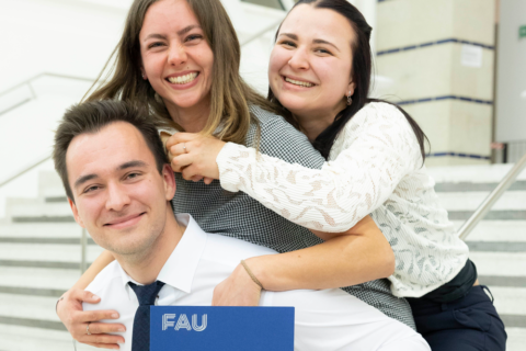 Zum Artikel "Engagierte und leistungsstarke FAU-Studierende unterstützen"