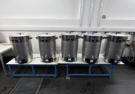 Alle fünf Braumeister laufen parallel. So ist es möglich, mehrere Biersorten gleichzeitig zu brauen. Im Braumeister kann zu Beginn ein Rezept eingespeichert werden, das einen durch den Brauprozess leitet.(Bild: FAU/Harald Sippel)