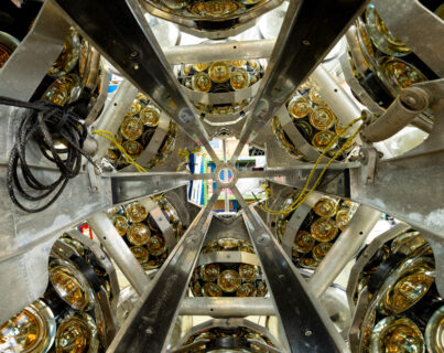 Eine Erfassungseinheit, die mit 18 DOMs ausgestattet ist, wird um eine kugelförmige Struktur aufgerollt, um sie für die Installation im Meer vorzubereiten. Dieses Trägermodul wird als Launcher Vehicle Module (LOM) bezeichnet. Dieses Bild wurde aus dem Inneren der LOM aufgenommen und zeigt die eingesetzten DOMs. Bild: Patrick Dumas_CNRS