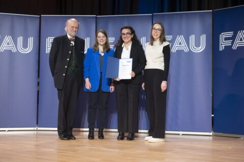 Zum Artikel "Preis für Ehrenamt: Mit Teddybären die Welt der Medizin erklären"
