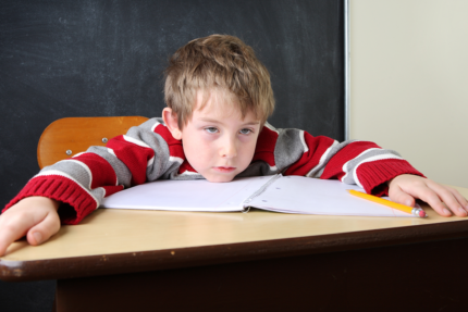 Gelangweiltes Kind am Schreibtisch