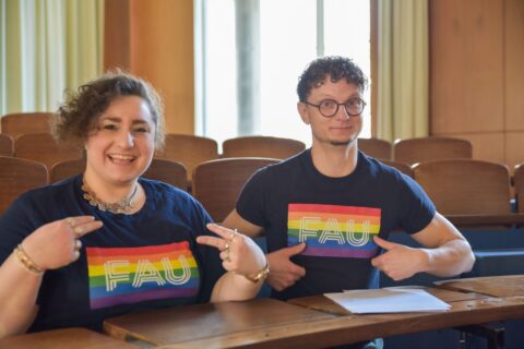 Zum Artikel "FAU-Pride-Shirt: Jetzt im FAU-Shop erhältlich!"