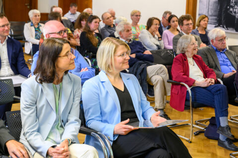 Dr. Gensberger und Dr. Hoenicke während der Laudatio. (Bild: Peter Himsel)