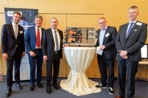 Gruppenfoto mit 5 Herren in Anzügen.