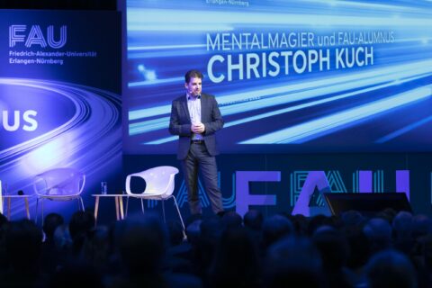 Zum Artikel "Video FAU Alumni #MyStory: Christoph Kuch, Mentalist"