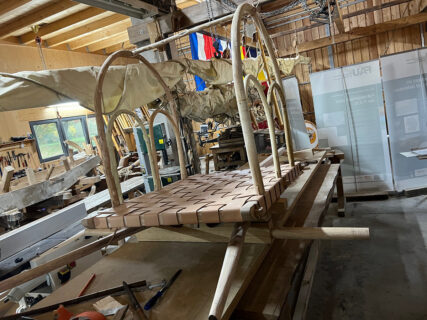 Anmontierte Seitenbügel auf der ledernen Stellfläche des Wagens. (Bild: Boris Dreyer)