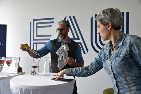 Das Team von Cocktails Castro hat vor Ort Science Cocktails zur Probe gemixt. (Bild: FAU/Boris Mijat)