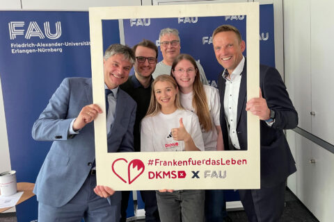 Gruppenbild: Sechs Menschen halten einen weißen Bilderrahmen hoch. Darauf steht unter anderem "Franken fürs Leben".