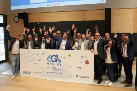 Jubilierdende Akteuerund Akteurinen des 6G Valley Netzwerkes und Vertreter der FAU.
