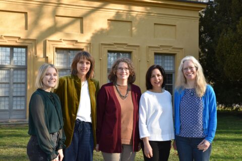 Gruppenfoto der fünf Mitarbeiterinnen des Schreibzentrums der FAU fotografiert draußen vor der Orangerie im Erlanger Schlossgarten