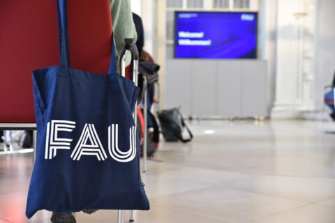 FAU-Stoffeutel hängt über Stuhllehne