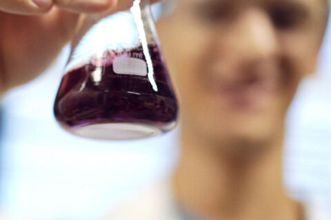 Forscher mit Erlenmeyerkolben.