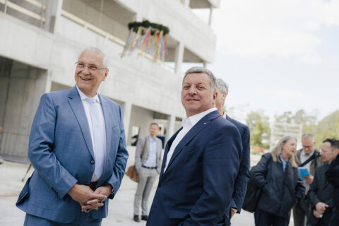 Richtfest für den Neubau der Technische Chemie auf dem FAU Süd Campus: Innenminister Joachim Herrmann (l.) und Bauminister Christian Bernreiter. (Bild: FAU/Giulia Iannicelli)