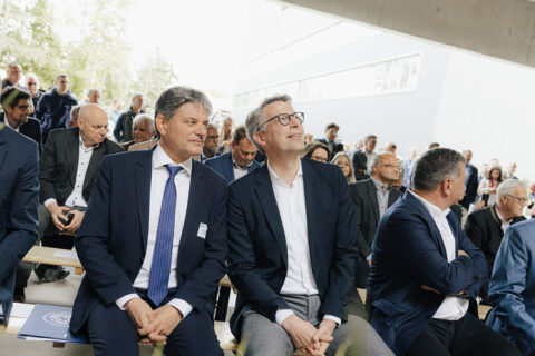 Richtfest für den Neubau der Technische Chemie auf dem FAU Süd Campus: FAU-Präsident Joachim Hornegger (l.) und Wissenschaftsminister Markus Blume. (Bild: FAU/Giulia Iannicelli)